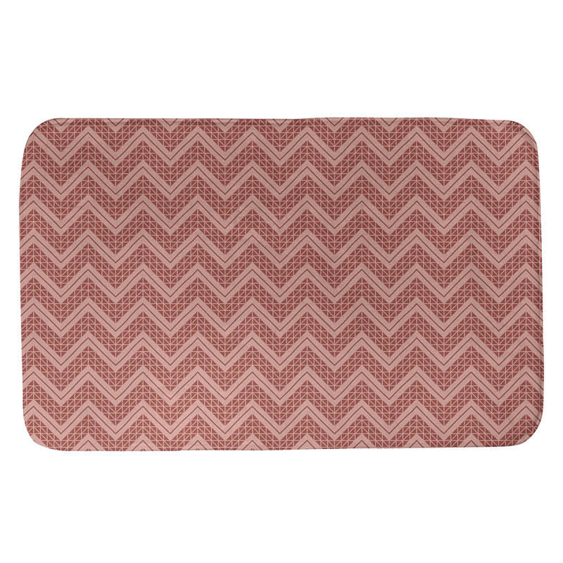Tapis pour salle de bain à motif à chevrons à la main Stephenie, l 17 po x L 24 po, Rouge / rouge clair