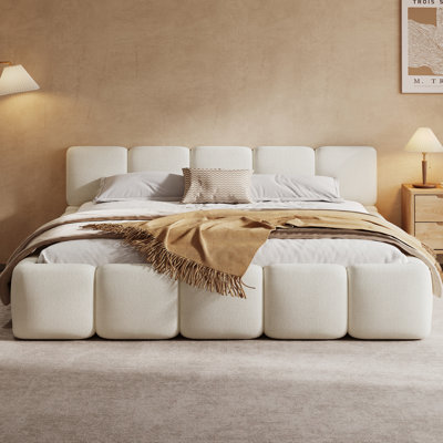 Lit plateforme tapissier avec tête et pied de lit moelleux