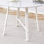 Ensemble de table et de chaises, bureau en panneau de fibres à densité moyenne, pieds de table en métal blanc, stable et magnifique, convient à la plupart des styles de maison. Table à manger moderne et simple, sièges confortables. (Ensemble repas)