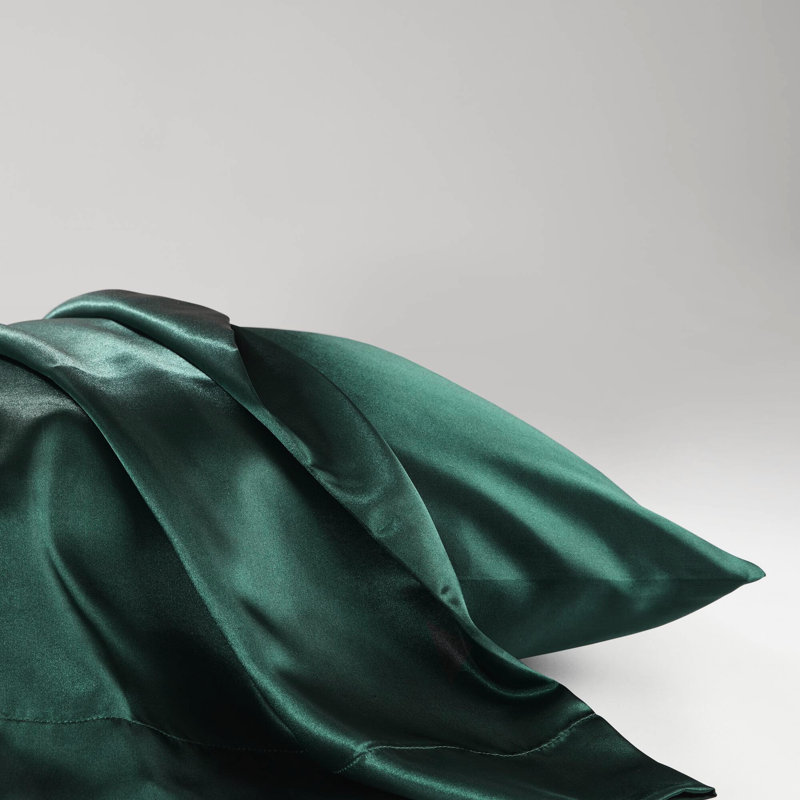 Collection de chambre à coucher complète en satin de luxe - Froissé. Convient pour les matelas de 16 po. Comprend 1 drap plat et 4 taies d'oreiller ajustées. Qualité douce et souple, rehaussant la peau.. Draps en lin