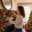 Guirlande de Noël pré-illuminée de 2,74 m (9 pi) avec fleurs à nœud rouge, 40 lumières DEL et minuterie