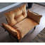 Canapé-lit futon deux places couleur moutarde riche, structure en métal, profondeur 125,4 cm, largeur 60 cm, hauteur 87,5 cm. Modèle moutarde avec support, profondeur 124,5 cm, largeur 61 cm, hauteur 89 cm, poids 13,6 kg.