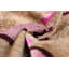Coussin décoratif en velours fait à la main - cœur tribal rose et taupe (16 x 24)