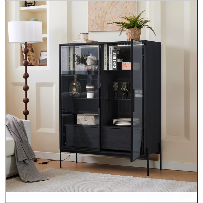 Buffet à porte en rotin naturel avec tablettes réglables, parfait pour le rangement et l'élégance rustique dans toute salle à manger.