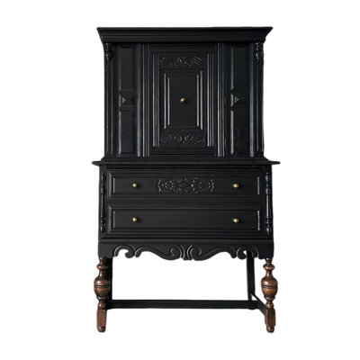 Armoire sculptée de style européen