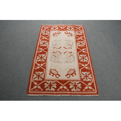 Tapis turc rétro dans des tons chauds pour une décoration classique et intemporelle