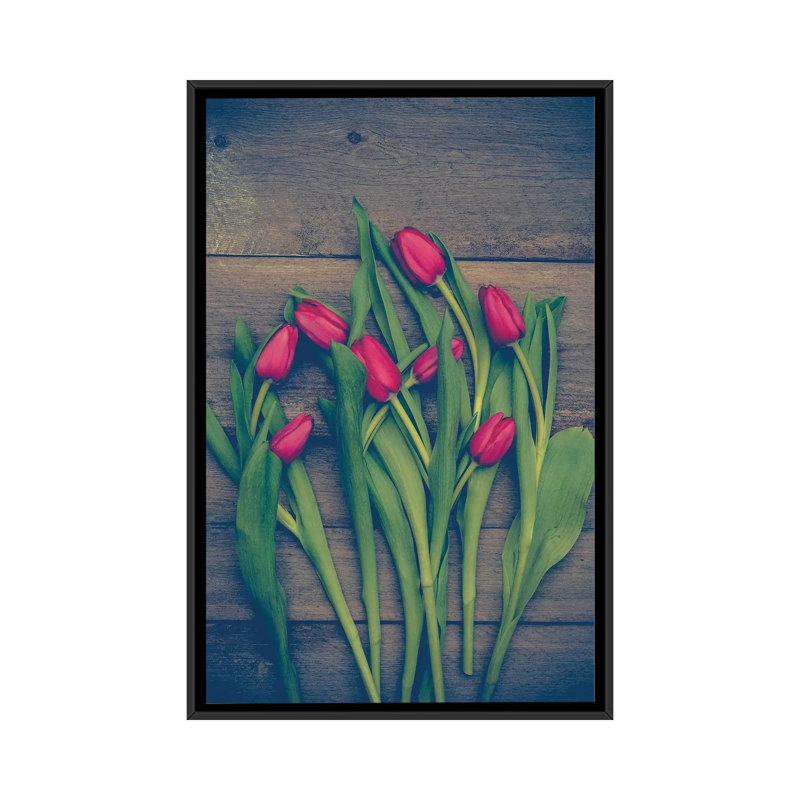 « red tulipes », impression sur toile, H 26 po x l 18 po x P 1,5 po, Toile encadrée noire, Pas de tapis