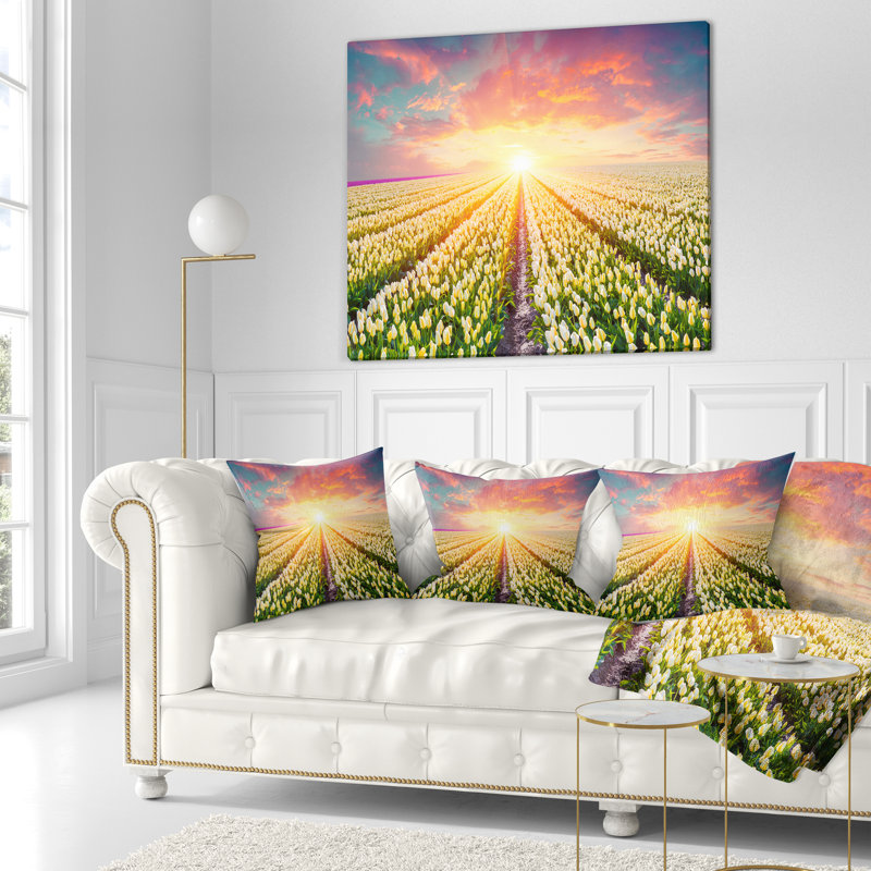 Blooming White Tulips - Coussin imprimé paysage, 18 po x 18 po, Type de produit
