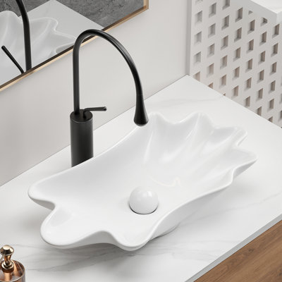 Lavabo vasque de salle de bain en forme de coquille au-dessus du comptoir