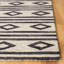 Tapis en laine touffeté à la main Vedika-618656935