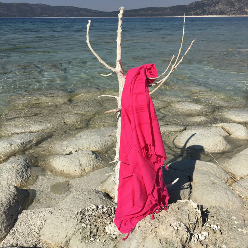 Luxueuse serviette de plage Fouta, fuchsia, 37,4 po x 68,9 po | 100% coton, ultra doux et très absorbant, 5,1 oz / pied carré | Lavable à la machine, parfait pour la plage, la piscine, le spa et les voyages | Conception légère et élégante