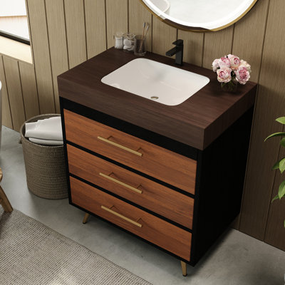 Meuble-lavabo minimaliste sur pied avec lavabo en céramique, plateau en pierre frittée, pieds robustes en acier et finitions dorées. Style moderne avec tiroirs à fermeture douce et éléments décoratifs de style campagne française.