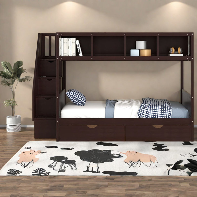 Lits de rangement, lits superposés en bois (un lit simple au-dessus d'un lit double), maison moderne et peu encombrante