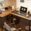 Bureaux en bois massif brun en forme de L-122622162-108223731