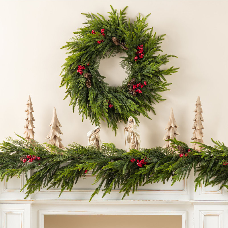 Couronne de Noël en PE 24 "avec pommes de pin et baies rouges
