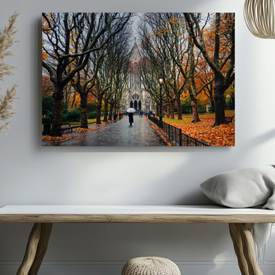 Toile «A Moody Atmospheric Scene», dans un parc de style gothique, art mural pendant l'automne avec de grands arbres sculptés complexes