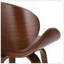 Élégant tabouret de bar pivotant avec structure en bois cintré et repose-pieds chromé, offrant confort et élégance.