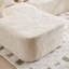 Canapé en forme de L beige en chenille qui s'agence bien avec n'importe quel salon. Il est doté d'une éponge hautement élastique pour une sensation d'assise confortable, d'accoudoirs courbés et de quatre coussins décoratifs.-1321588215
