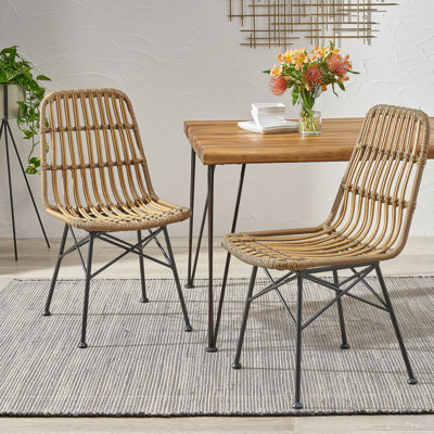 SAWTELLE CHAIR - Un ensemble de chaises de salle à manger d'extérieur modernes combinant rotin et métal pour une utilisation élégante et confortable dans la cour ou le patio