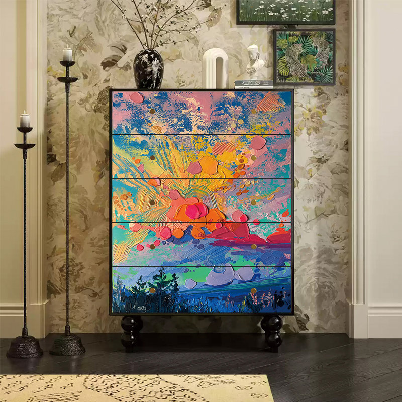 Commode à cinq tiroirs peinte à la peinture à l'huile
