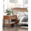 Table de chevet transitionnelle 1pc avec tiroir et tablette ouverte brun clair
