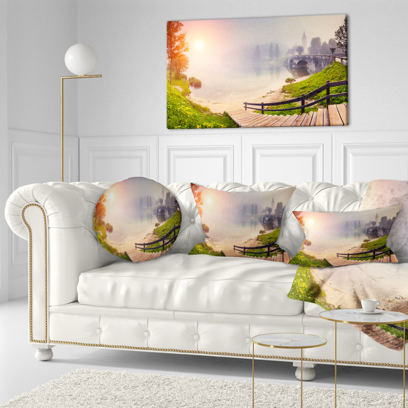 Coussin lombaire majestueux dans le lac