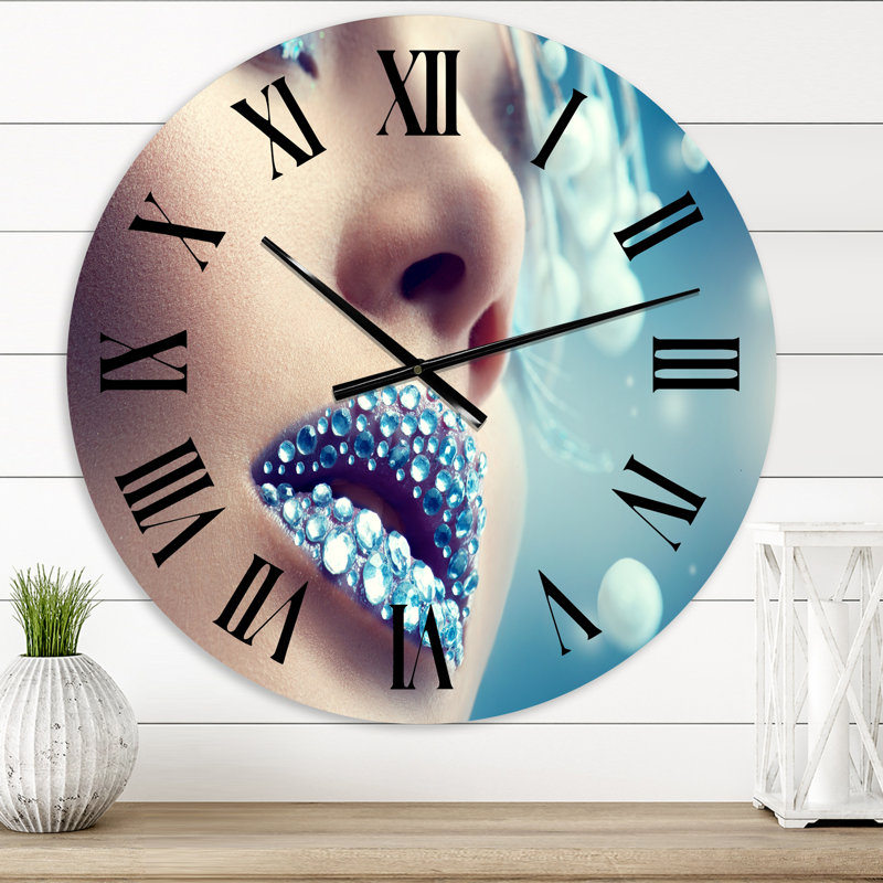 Gros plan de pierres précieuses sur des lèvres de femme - horloge murale moderne, Petit