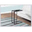 Élégante table d'appoint en forme de C pour le salon ou la chambre à coucher, pour les collations et les boissons avec un design moderne.-10587058