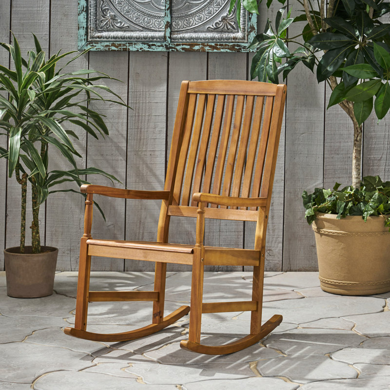 Chaise berçante en bois en couleur pour les jours de détente avec une finition lisse et une fonction de détente