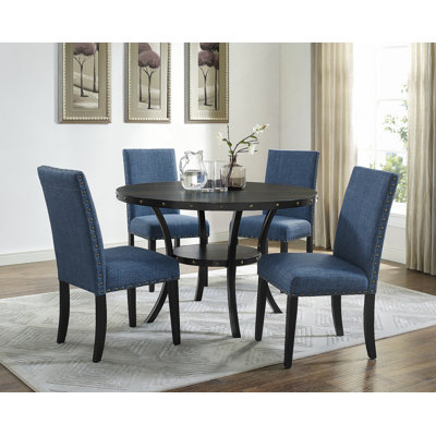 Ensemble de salle à manger élégant en bois espresso avec chaises cloutées confortables, parfaites pour créer une atmosphère de salle à manger confortable et harmonieuse