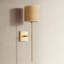 Applique murale à 1 lumière Luma - en métal, raphia et beige naturel, doré et câblé à la main à intensité variable pour chambre à coucher ou salle de bain dans un style moderne Mid-Century