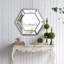 Miroir mural 20 po x 18 po hexagonal au design contemporain en verre