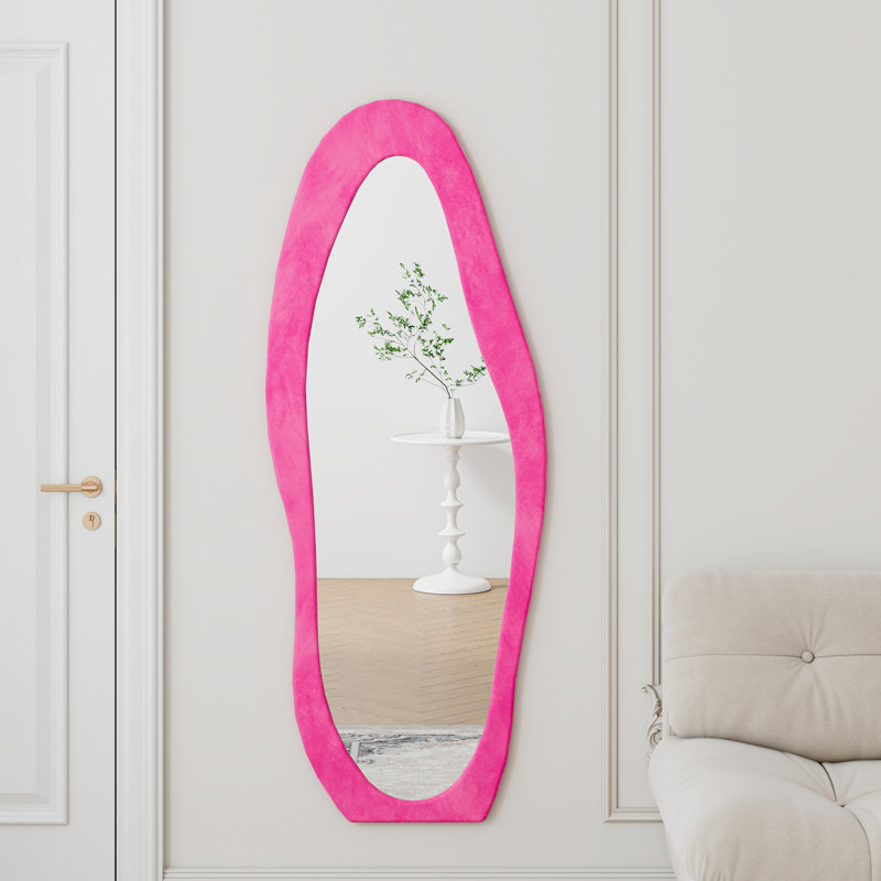 Miroir de plancher pleine longueur 63 po x 24 po, cadre enveloppé de flanelle, empreinte irrégulière unique, rose rose, utilisation multifonctionnelle sécuritaire, ondulé, incassable, rose