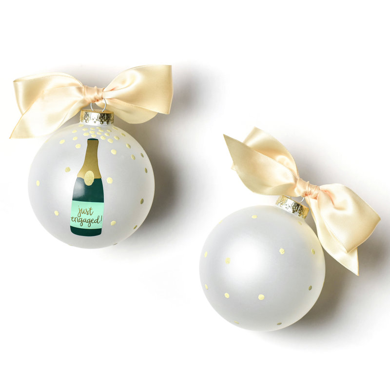 Ornement boule en forme de champagne juste embrayé