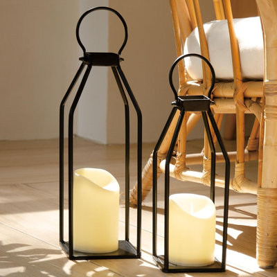 Ensemble de 2 lanternes décoratives de style ferme moderne Perfnique, lanternes en métal noir de 15 et 13 pouces avec bougies DEL sans flamme, télécommande et minuterie, pour la décoration intérieure et extérieure couverte.