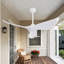 Ventilateur de plafond moderne avec moteur à courant continu écoénergétique et télécommande en blanc doux