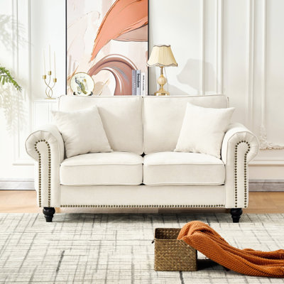 Canapé 2 places moderne beige 63 "avec accoudoirs roulés, revêtement en chenille, pieds en bois et garniture cloutée pour la vie en appartement, rembourrage en mousse haute densité, sensation de velours doux, structure en pin massif, courbé, moyen