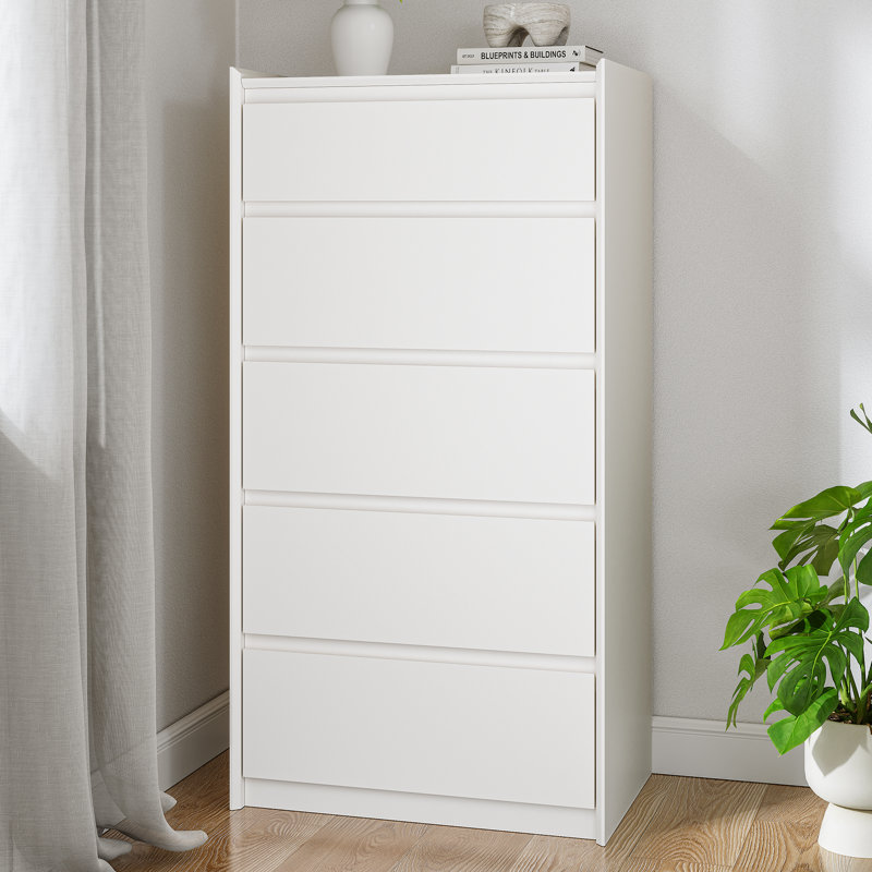 Commode moderne à 5 tiroirs avec poignées cachées, finition blanche, conception peu encombrante