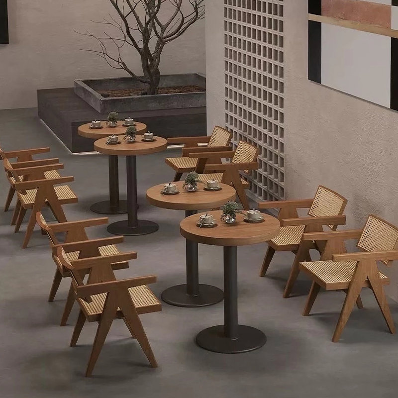 Chaise de salle à manger moderne Mid-Century avec accents en rotin, accoudoirs confortables, idéale pour une utilisation intérieure et extérieure dans diverses pièces