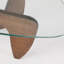 Conception moderne en forme de triangle avec base en bois massif et plateau en verre transparent - brun noyer-130189150