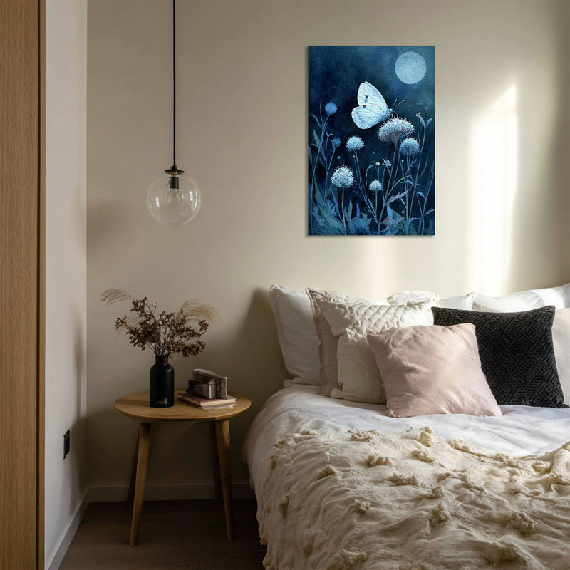 Papillon blanc sur fleurs sauvages au clair de lune - art mural sur toile tendue - salon, chambre à coucher ou bureau