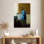 Femme Leisha lisant une lettre-108371053