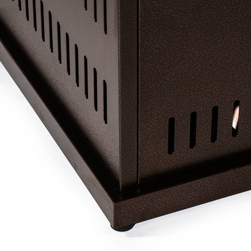 La table de feu 28 po avec couvercle en acier inoxydable et son élégant foyer extérieur offrent un espace chaleureux et invitant