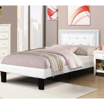Structure de lit simple en similicuir blanc, tête de lit à losanges, support de matelas à 12 lattes, style de chambre à coucher avec pieds de soutien centraux, ambiance