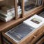 Bibliothèque de style italien avec portes d'armoire en verre