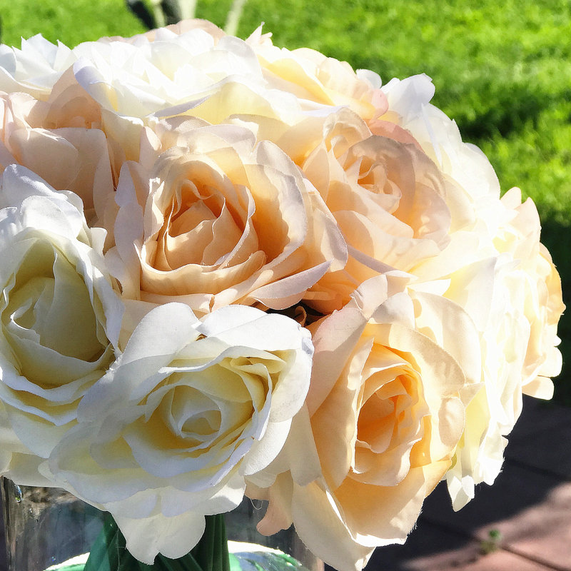 Arrangement floral roses en vase, Jaune / Blanc