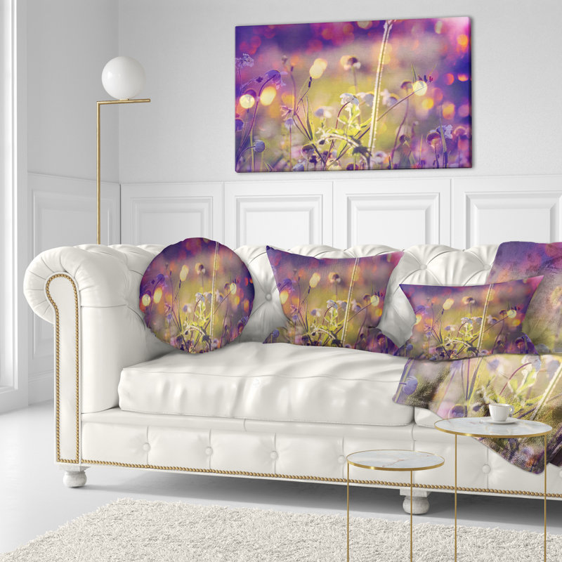 Belles fleurs dans un pré - coussin à imprimé floral