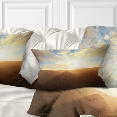 Coussin lombaire à montagnes imprimées de soleil sur gloomy