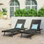Chaise longue de patio moderne près de la piscine-333132058-333132059