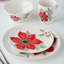 Ensemble de 4 assiettes à dessert Festive Blooms - Quatre assiettes en grès blanc de 8,5 pouces transportant la fleur écarlate audacieuse de la collection à chaque plat du repas des Fêtes.
